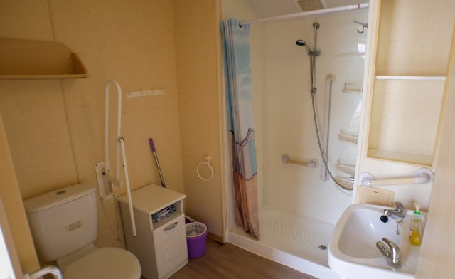 65a - Adapted shower room